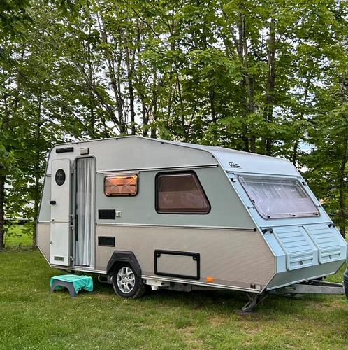Kip KL40T met  mover 2e eigenaar, Caravans en Kamperen, Caravans, Particulier, tot en met 3, 750 - 1000 kg, Treinzit, Kip, Vast bed