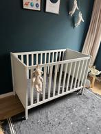 Wit ikea ledikantje / babybed sundvik zo goed als nieuw, Kinderen en Baby's, Kinderkamer | Complete kinderkamers, Ophalen, Zo goed als nieuw