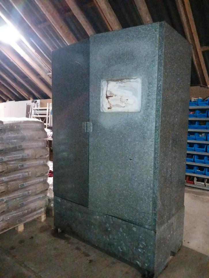 Kast voor verf, gifstoffen, vloeistoffen., Tuin en Terras, Bergingen en Tuinkasten, Gebruikt, Overige typen, Metaal, Ophalen