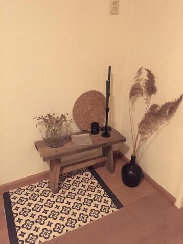 Klein vloerkleed beschikbaar voor biedingen