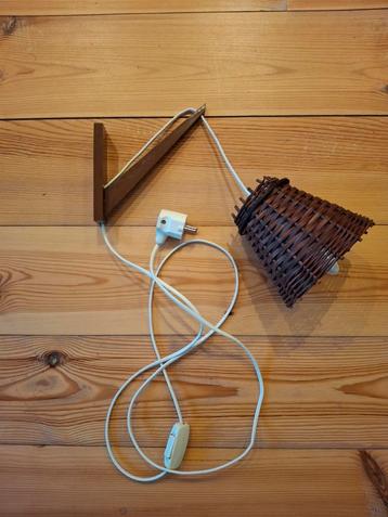 Vintage rieten wandlamp beschikbaar voor biedingen