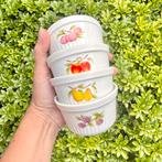 Vintage souffle bakjes fruit decor ramekins creme brûlée, Gebruikt, Keramiek, Ophalen of Verzenden, Kom(men)