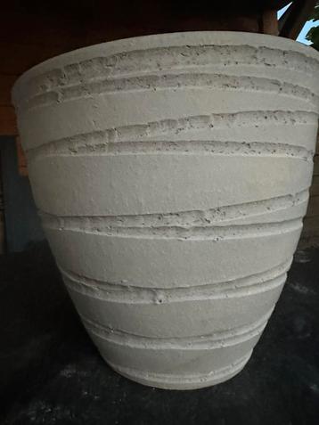 Aardewerk witte pot  beschikbaar voor biedingen