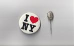 speldje en grote button van NEW YORK, Verzamelen, Speldjes, Pins en Buttons, Ophalen of Verzenden, Overige onderwerpen, Speldje of Pin