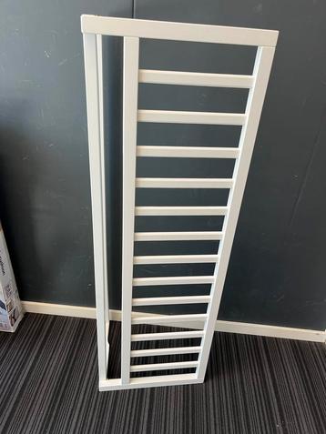 Bedhek wit hout 120cm beschikbaar voor biedingen