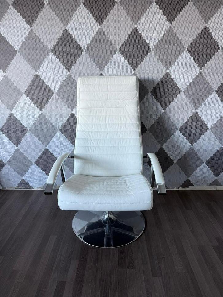 Mooie witte leren relax stoel, Huis en Inrichting, Fauteuils, Zo goed als nieuw, Leer, 50 tot 75 cm, Ophalen