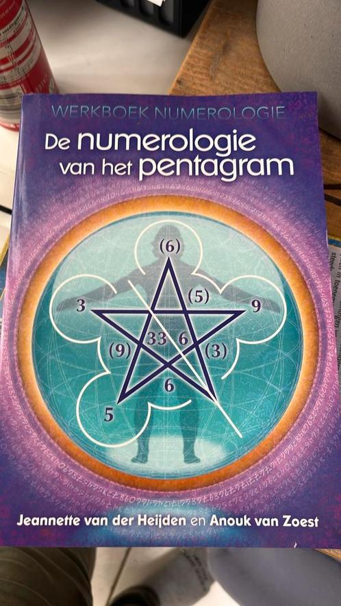 Anouk van Zoest - De numerologie van het pentagram, Boeken, Esoterie en Spiritualiteit, Gelezen, Astrologie, Ophalen of Verzenden