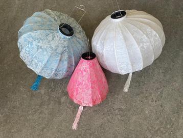 Drie zijden Vietnamese lampionnen beschikbaar voor biedingen