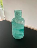 Decoratieve vaas in turquoise, Huis en Inrichting, Woonaccessoires | Vazen, Blauw, Ophalen of Verzenden, Minder dan 50 cm, Glas