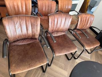 tafe met stoelen beschikbaar voor biedingen