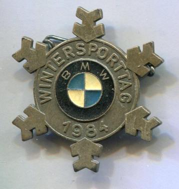 BMW Wintersporttag 1984 zilverkleurig broche ( A_249 ) beschikbaar voor biedingen