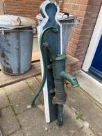 Gietijzeren waterpomp op plank, Ophalen
