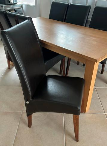 Eetafel met (maar kan ook zonder) 6 eettafelstoelen beschikbaar voor biedingen
