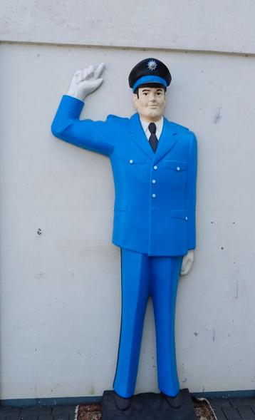 Grote vintage Politieagent kunstof  beschikbaar voor biedingen