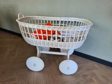 Rieten baby wieg beschikbaar voor biedingen