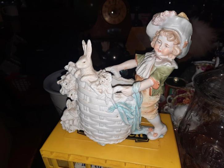 Antieke Bisquit Porseleinen Figuur met Konijn, Antiek en Kunst, Antiek | Keramiek en Aardewerk, Ophalen of Verzenden