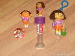 4 Dora poppetjes en button en wat stickers, Verzamelen, Ophalen of Verzenden, Gebruikt