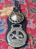 Twee antieke kleppermannetjes uit Engeland aan riem 28 cm.