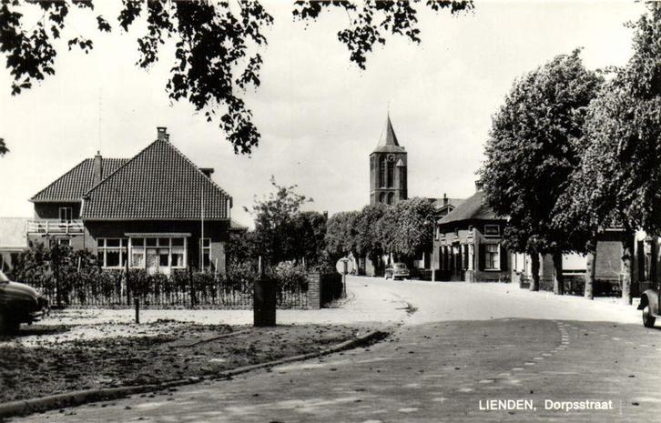 Lienden, Dorpsstraat - auto - ongelopen, Verzamelen, Ansichtkaarten | Nederland, Ongelopen, Noord-Brabant, Voor 1920, Ophalen of Verzenden