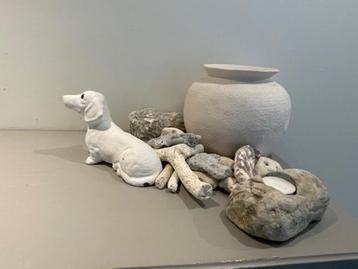 Wit tuinbeeld hond / teckel / tekkel. Wit steen beschikbaar voor biedingen