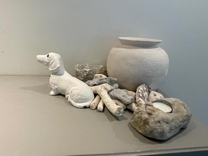 Wit tuinbeeld hond / teckel / tekkel. Wit steen, Tuin en Terras, Tuinbeelden, Gebruikt, Dierenbeeld, Steen, Ophalen