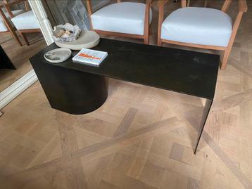 Zwart brutalisme zware stalen salontafel LxBxH 110x40x45cm beschikbaar voor biedingen