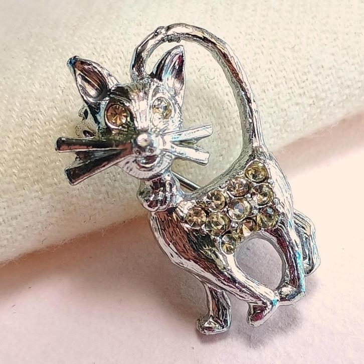 Vintage broche poes kat zilverkleurig strass jaren '80-'90, Sieraden, Tassen en Uiterlijk, Broches, Gebruikt, Overige materialen