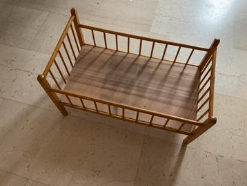 Antiek Poppenledikantje hout compl. met bekleding 75 jr oud beschikbaar voor biedingen