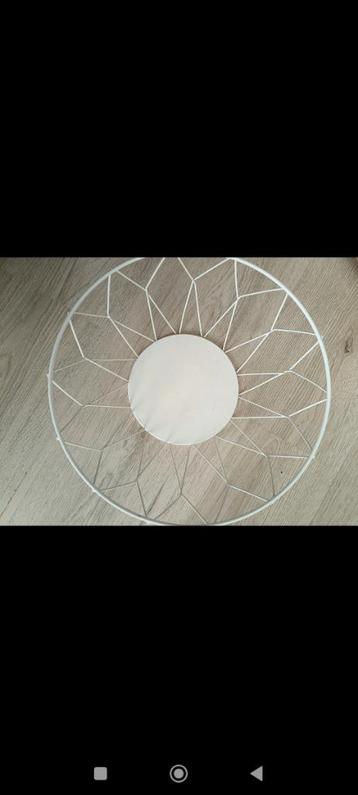 Witte schaal met spijlen beschikbaar voor biedingen