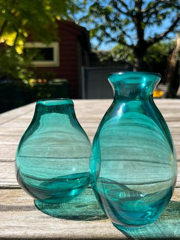 Twee blauwe / groene vaasje beschikbaar voor biedingen