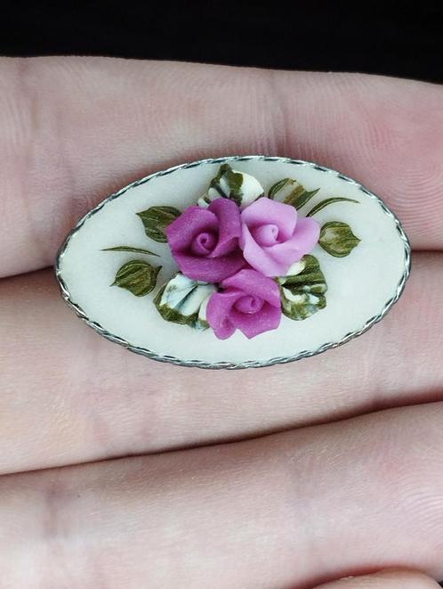 zeer mooie vintage porseleinen broche, Sieraden, Tassen en Uiterlijk, Broches, Zo goed als nieuw, Overige materialen, Ophalen of Verzenden