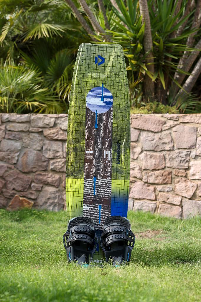 Duotone Select CB 2025 138x40cm + Entity Ergo straps 2025, Watersport en Boten, Kitesurfen, Zo goed als nieuw, Kiteboard, 4 m² of minder