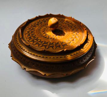 Mooi bewerkt houten schaaltje met deksel, vintage beschikbaar voor biedingen