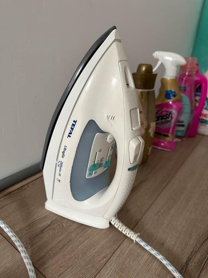 Strijkijzer en Strijkplank - Complete Set!, Witgoed en Apparatuur, Strijkijzers en Strijkplanken, Gebruikt, Strijkijzer met snoer