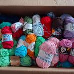 Grote verhuisdoos vol met haakgaren, Hobby en Vrije tijd, Ophalen of Verzenden, Breien of Haken, Wol of Garen