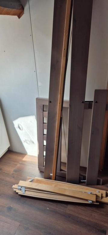 Peuterbed met matras en Matrasbeschermer  beschikbaar voor biedingen
