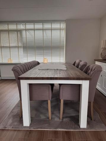 Mooie eettafel met stoelen beschikbaar voor biedingen