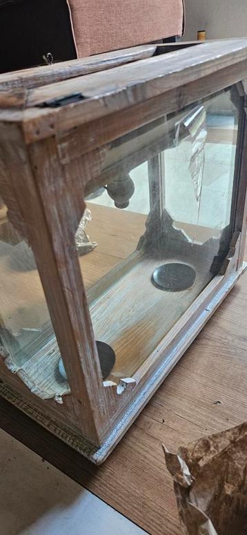 Beschadigde vitrinekast met houten frame beschikbaar voor biedingen