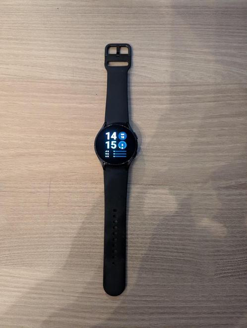 Samsung Galaxy Watch 4 40mm + 4 extra bandjes, Sieraden, Tassen en Uiterlijk, Smartwatches, Gebruikt, Android, Zwart, Afstand