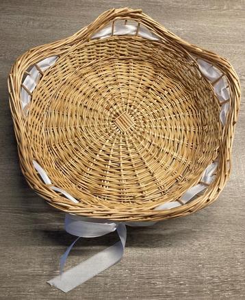 Laag rond mandje beschikbaar voor biedingen