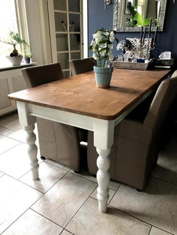 Eettafel met witte poten en grenenblad 