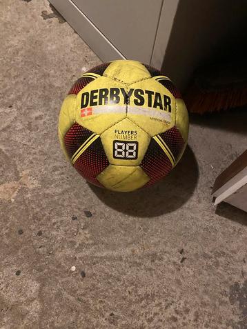 Derbystar bal beschikbaar voor biedingen