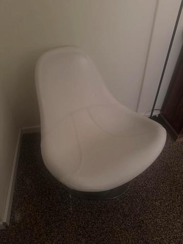 Witte ronddraaiende leren stoel op grome poot beschikbaar voor biedingen