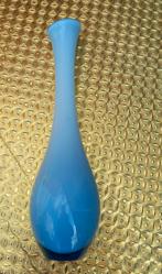 Blauw witte vaas
blauw glas aan de buitenkant melkglas, Antiek en Kunst, Ophalen of Verzenden