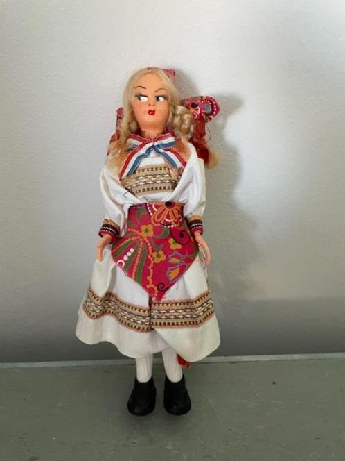 Vintage handwerk klederdracht pop meisje.  Sestina Kroatie., Verzamelen, Poppen, Zo goed als nieuw, Pop, Ophalen