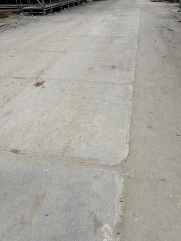 Partij gebruikte beton platen  beschikbaar voor biedingen