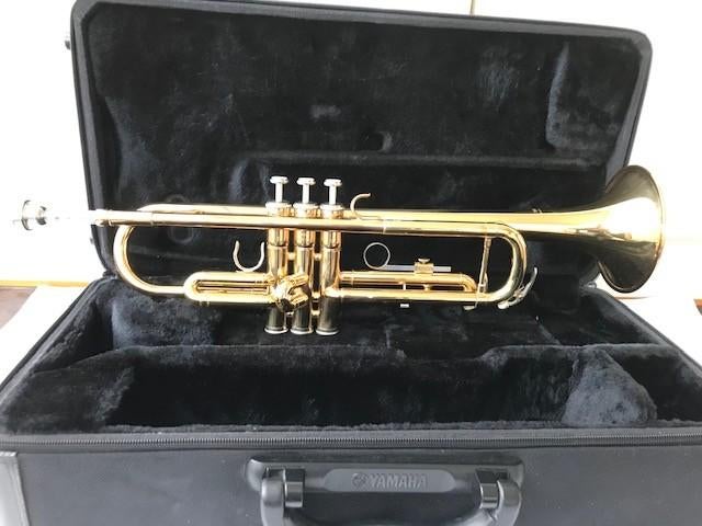 Yamaha YTR 2335, Ophalen of Verzenden, Zo goed als nieuw, Bes-trompet, Met koffer