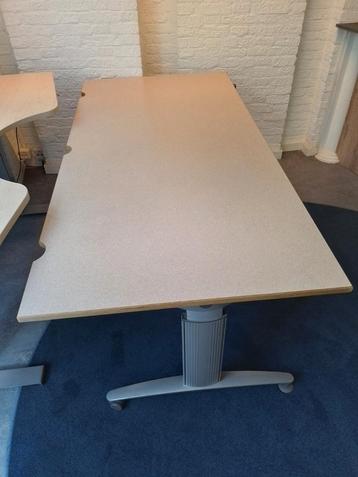 In hoogte verstelbaar bureau  beschikbaar voor biedingen