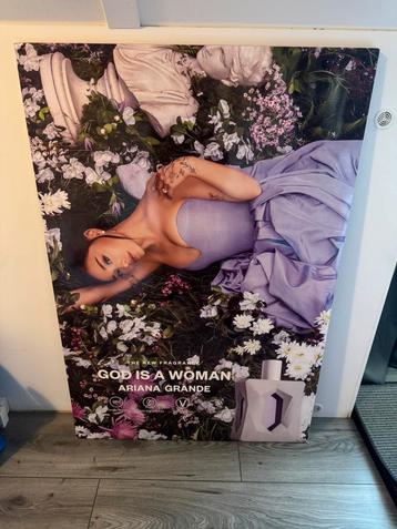 Ariana grande bord beschikbaar voor biedingen