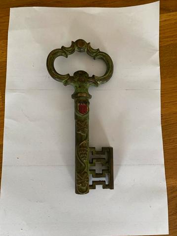 Antieke Decoratieve Sleutel beschikbaar voor biedingen